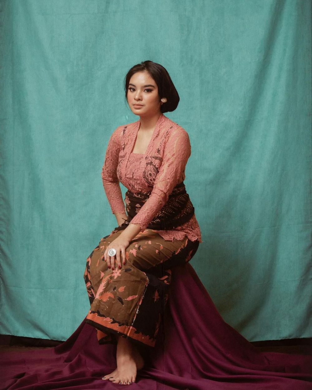 pesona Syandria Kameron cicit Presiden Soekarno kenakan kebaya © 2023 brilio.net pesona Syandria Kameron cicit Presiden Soekarno kenakan kebaya © 2023 brilio.net