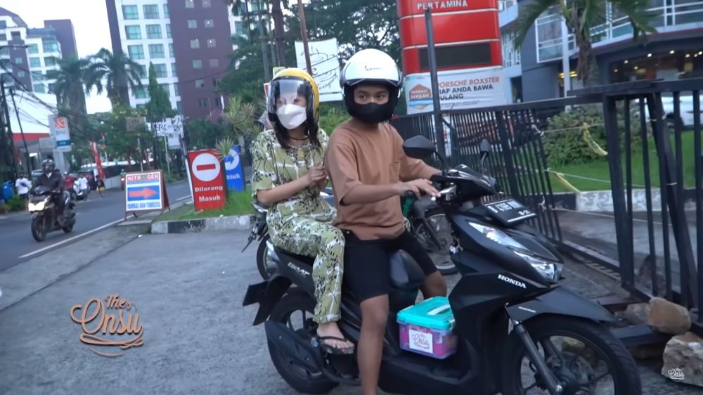 gaya seleb naik motor dipuji sederhana © berbagai sumber gaya seleb naik motor dipuji sederhana © berbagai sumber