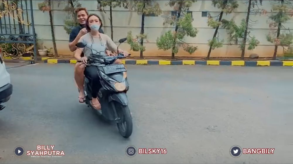 gaya seleb naik motor dipuji sederhana © berbagai sumber gaya seleb naik motor dipuji sederhana © berbagai sumber