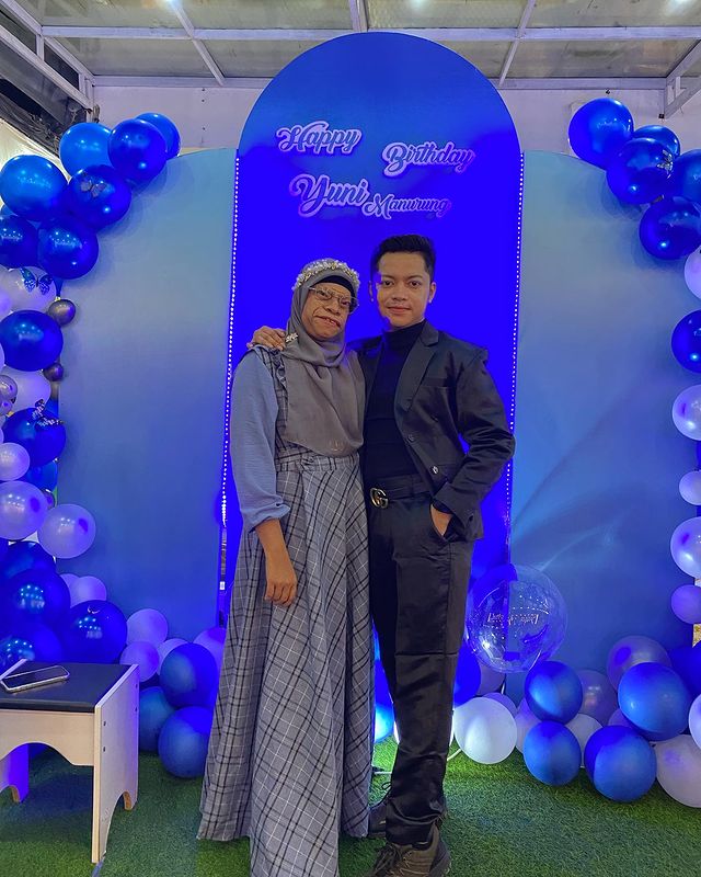 Yuni Manurung dilamar Abdul © TikTok Yuni Manurung dilamar Abdul © TikTok
