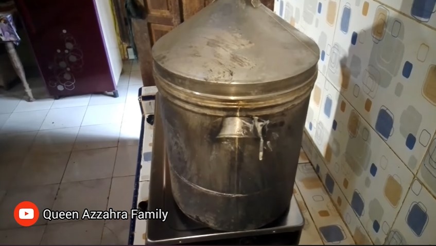 Bukan pakai cuka atau baking soda, ini cara bersihkan bagian luar panci gosong modal Rp5.000