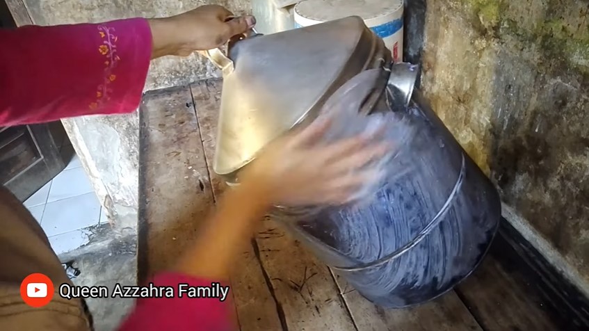 Bukan pakai cuka atau baking soda, ini cara bersihkan bagian luar panci gosong modal Rp5.000