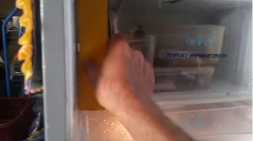 Tak perlu dilapisi plastik, ini trik mudah mencegah munculnya bunga es dalam freezer