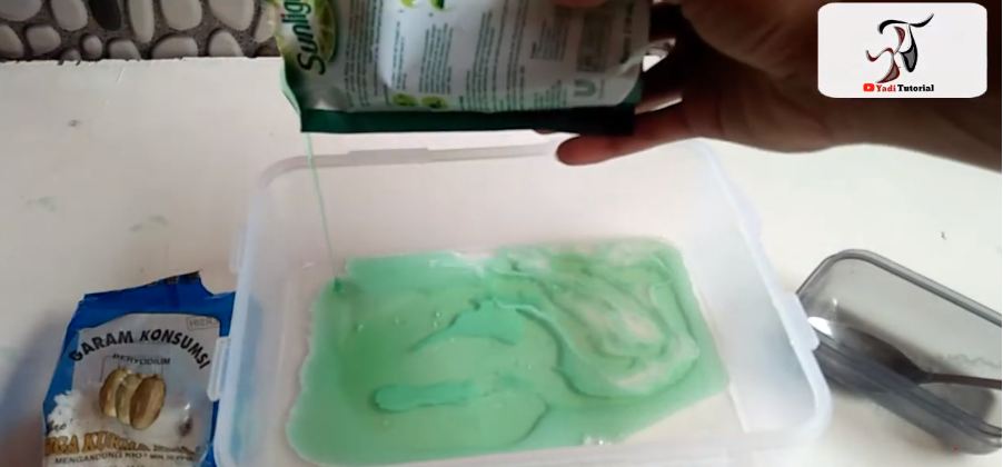 Nggak cuma ditambah air, ini cara memperbanyak sabun cuci piring cuma pakai 1 bahan dapur