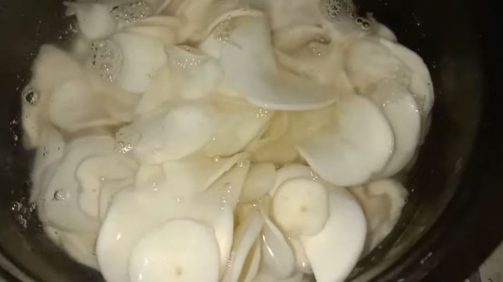 Tanpa kapur sirih dan baking soda, begini trik membuat keripik singkong yang renyah dan tak berminyak
