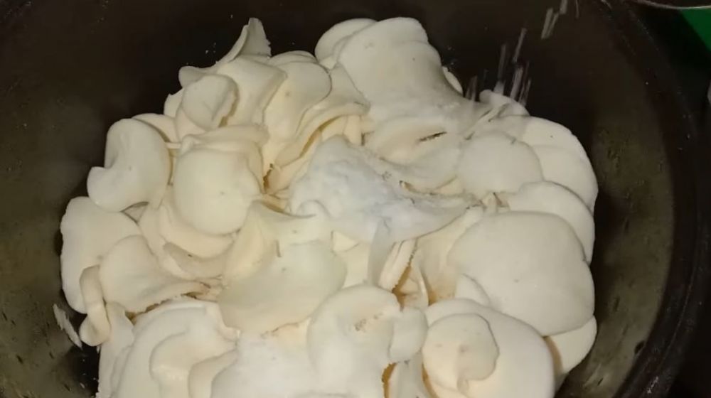 Tanpa kapur sirih dan baking soda, begini trik membuat keripik singkong yang renyah dan tak berminyak