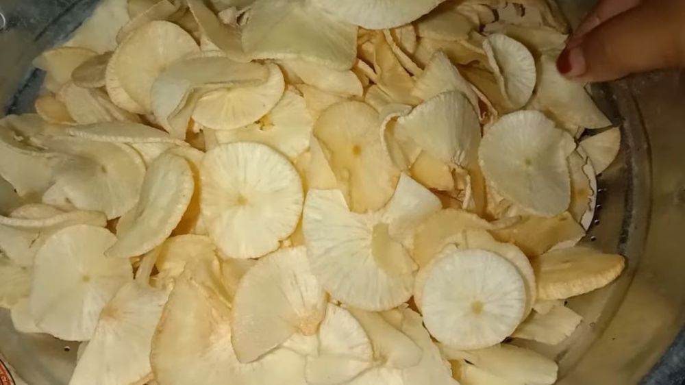 Tanpa kapur sirih dan baking soda, begini trik membuat keripik singkong yang renyah dan tak berminyak