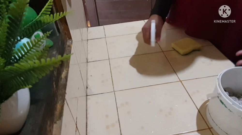 Pakai 2 bahan masak, begini cara membersihkan noda membandel dan sisa minyak di keramik dapur