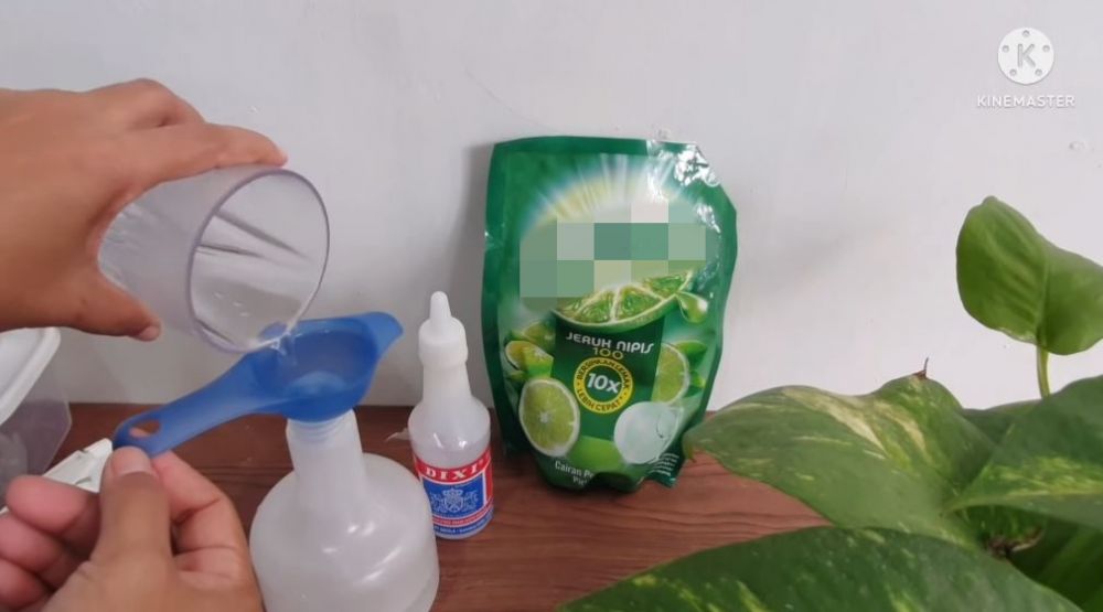 Pakai 2 bahan masak, begini cara membersihkan noda membandel dan sisa minyak di keramik dapur