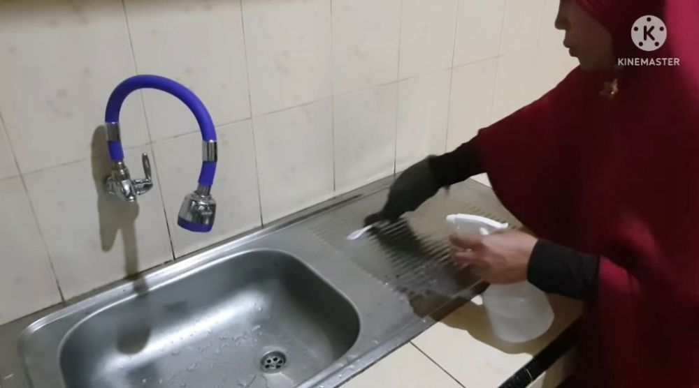 Pakai 2 bahan masak, begini cara membersihkan noda membandel dan sisa minyak di keramik dapur