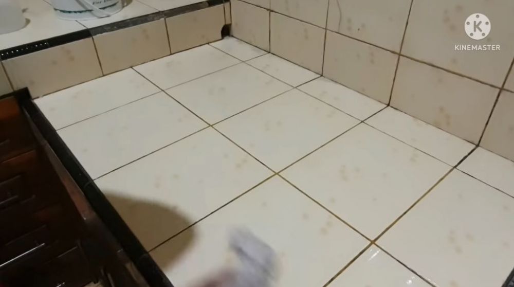 Pakai 2 bahan masak, begini cara membersihkan noda membandel dan sisa minyak di keramik dapur