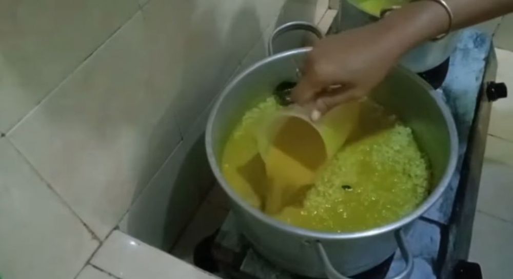 Tanpa diaron, ini cara cepat masak nasi kuning yang hasilnya pulen dan tidak cepat basi