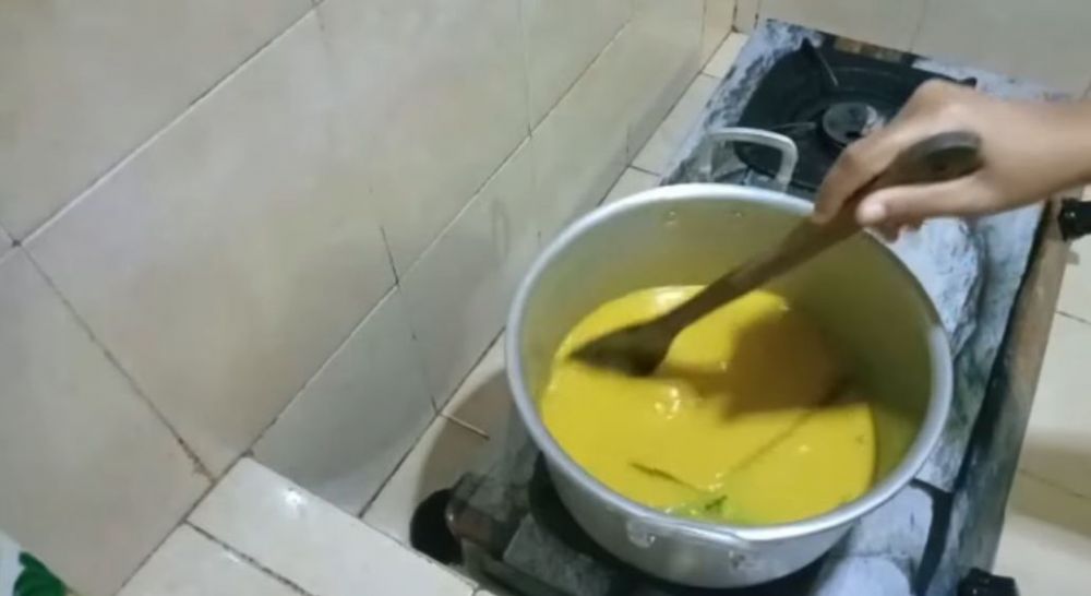 Tanpa diaron, ini cara cepat masak nasi kuning yang hasilnya pulen dan tidak cepat basi