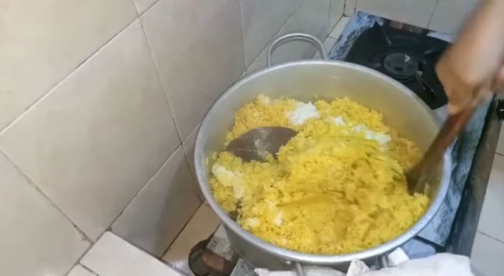 Tanpa diaron, ini cara cepat masak nasi kuning yang hasilnya pulen dan tidak cepat basi