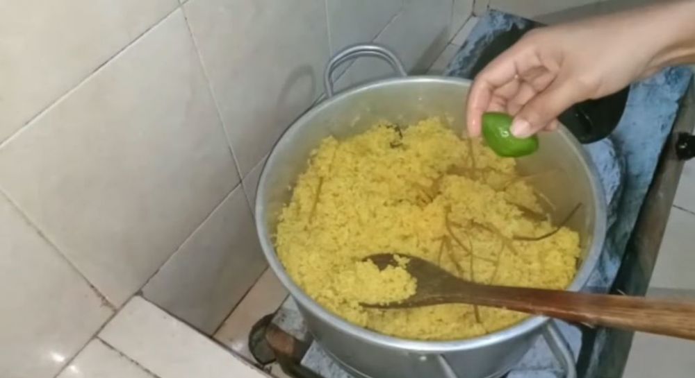 Tanpa diaron, ini cara cepat masak nasi kuning yang hasilnya pulen dan tidak cepat basi