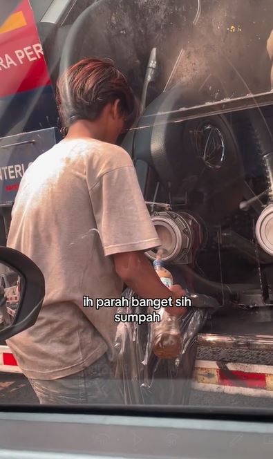 Momen cowok diam-diam ambil bensin dari truk tangki TikTok Momen cowok diam-diam ambil bensin dari truk tangki TikTok