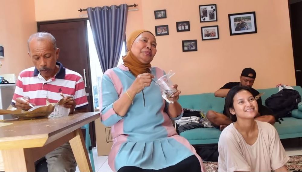 momen akrab indah dan ortu arie kriting © YouTube