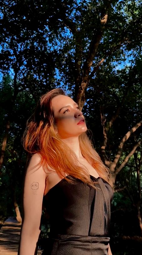 gaya pemotretan putri anne pamer tato © instagram