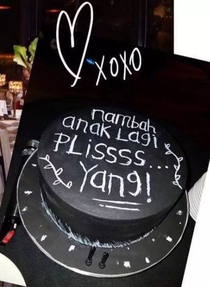 potret kocak tulisan di kue ulang tahun Berbagai sumber