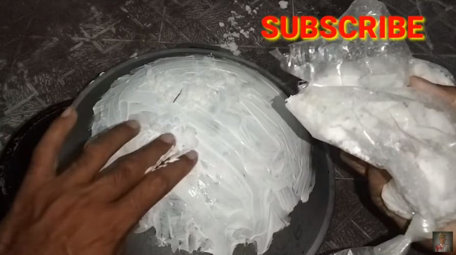 Tanpa sabun cuci piring, ini trik mudah hilangkan kerak gosong di pantat wajan pakai 2 bahan sederhana