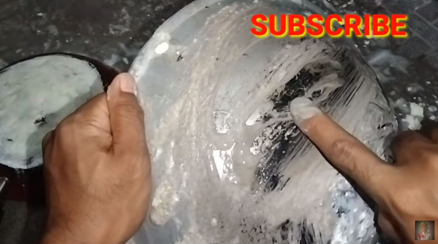 Tanpa sabun cuci piring, ini trik mudah hilangkan kerak gosong di pantat wajan pakai 2 bahan sederhana
