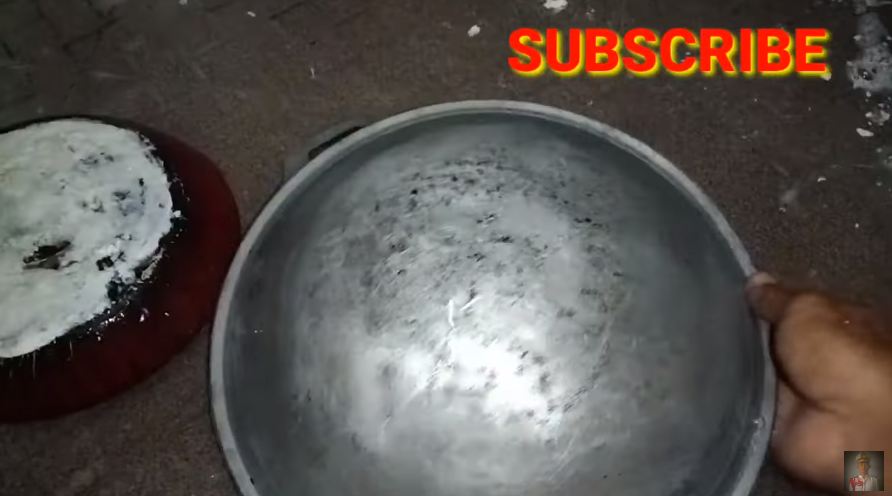 Tanpa sabun cuci piring, ini trik mudah hilangkan kerak gosong di pantat wajan pakai 2 bahan sederhana