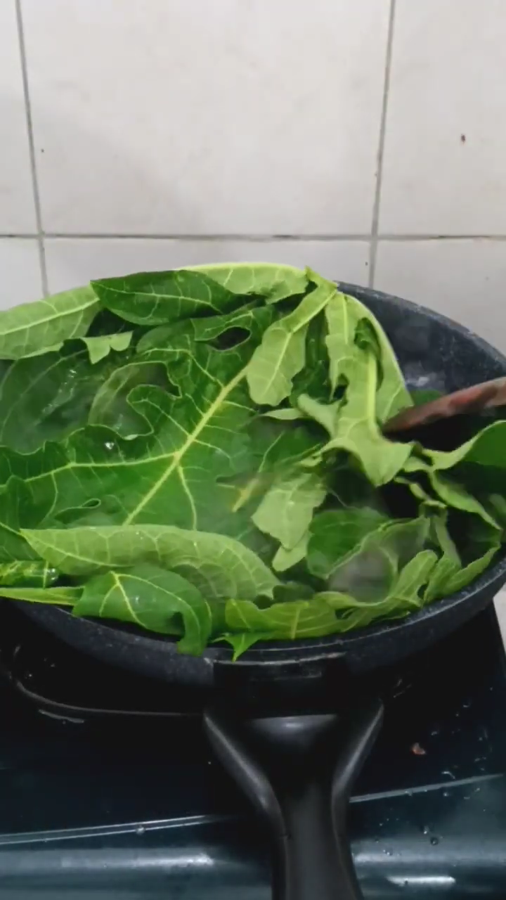 Pakai 3 bahan dapur, ini trik masak daun pepaya agar tetap hijau dan teksturnya lembut