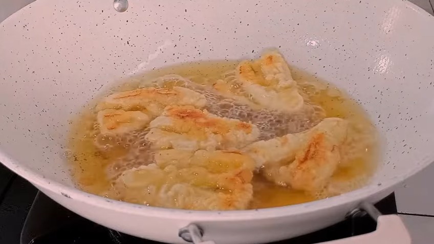 Bukan diberi margarin, ini trik bikin adonan pisang goreng yang renyah cukup ditambah 1 bahan dapur