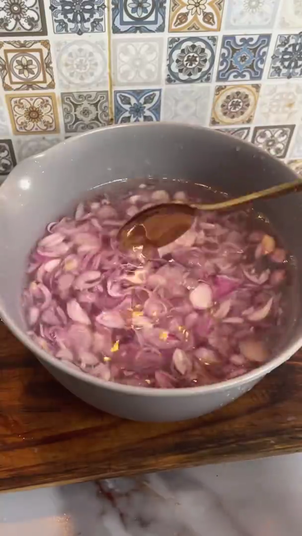 Bukan ditambah tepung, ini trik goreng bawang merah agar tak berminyak dan renyah berbulan-bulan