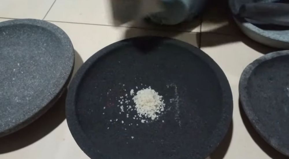 Tanpa direndam air, begini trik praktis membedakan cobek batu asli dan palsu pakai 1 bahan dapur