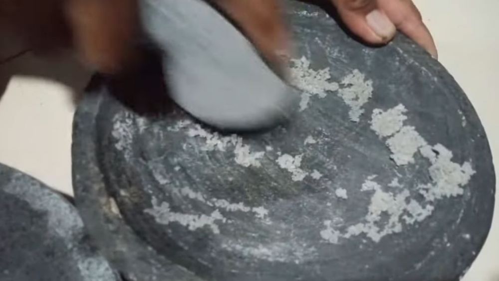 Tanpa direndam air, begini trik praktis membedakan cobek batu asli dan palsu pakai 1 bahan dapur