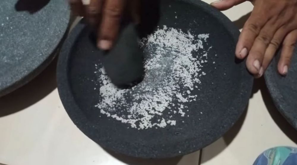 Tanpa direndam air, begini trik praktis membedakan cobek batu asli dan palsu pakai 1 bahan dapur