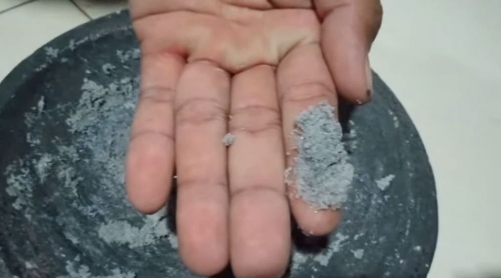 Tanpa direndam air, begini trik praktis membedakan cobek batu asli dan palsu pakai 1 bahan dapur