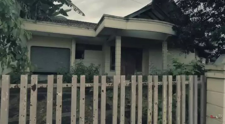 Rumah terbengkalai milik pemeran Mak Lampir © YouTube