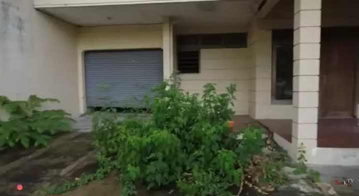 Rumah terbengkalai milik pemeran Mak Lampir © YouTube
