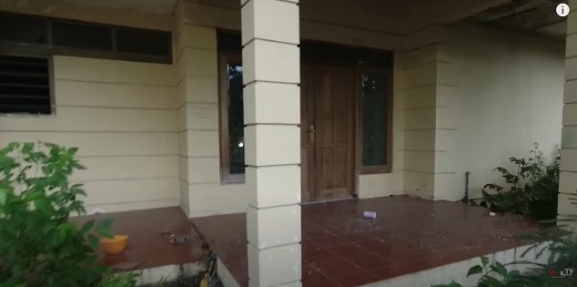 Rumah terbengkalai milik pemeran Mak Lampir © YouTube