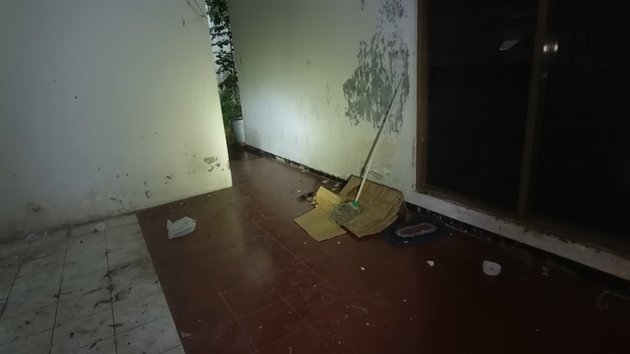 Rumah terbengkalai milik pemeran Mak Lampir © YouTube