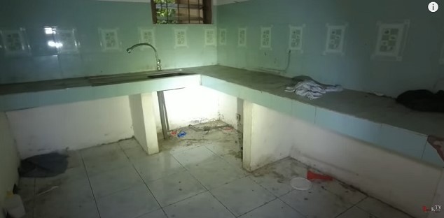 Rumah terbengkalai milik pemeran Mak Lampir © YouTube