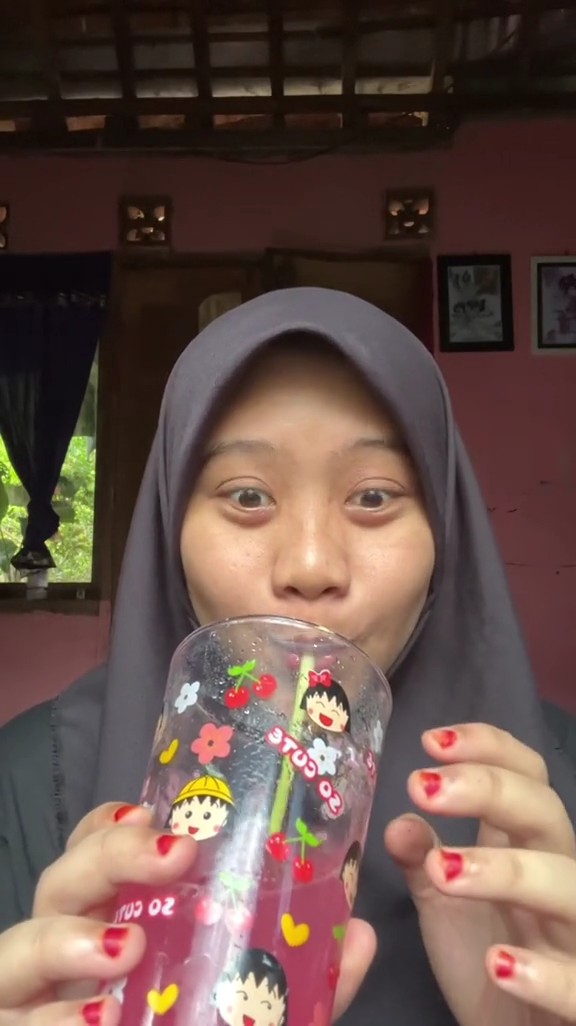 Pakai 1 jenis rempah dapur, aksi cerdik warganet menyedot minuman ini bikin melongo
