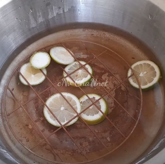 Tanpa sitrun dan cuka, ini cara cepat bersihkan kerak tebal di panci lama agar kinclong seperti baru