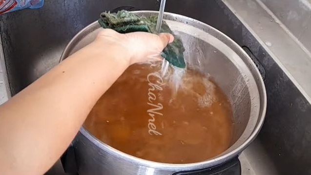 Tanpa sitrun dan cuka, ini cara cepat bersihkan kerak tebal di panci lama agar kinclong seperti baru