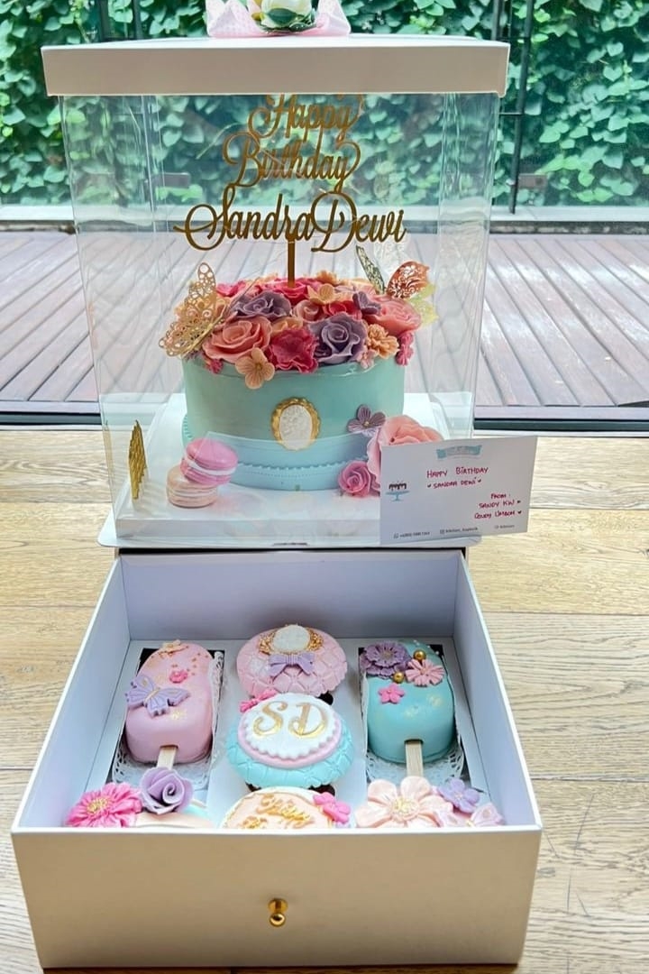 10 Kue ulang tahun Sandra Dewi ke-40, kece dan mewah bertema Disney hingga Barbie