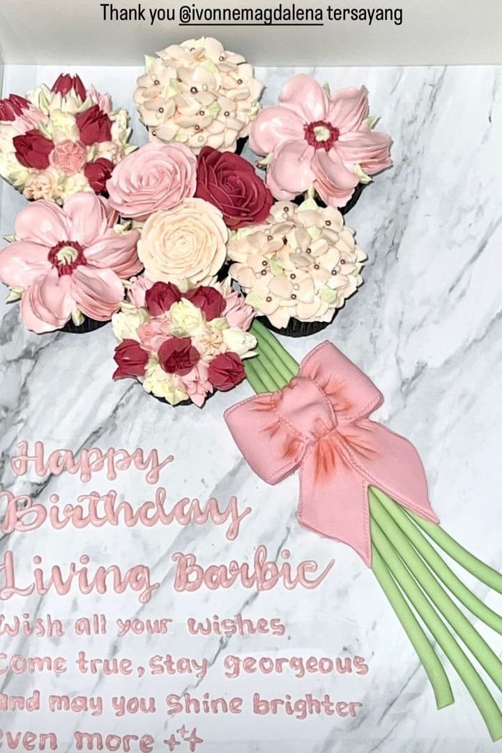 10 Kue ulang tahun Sandra Dewi ke-40, kece dan mewah bertema Disney hingga Barbie