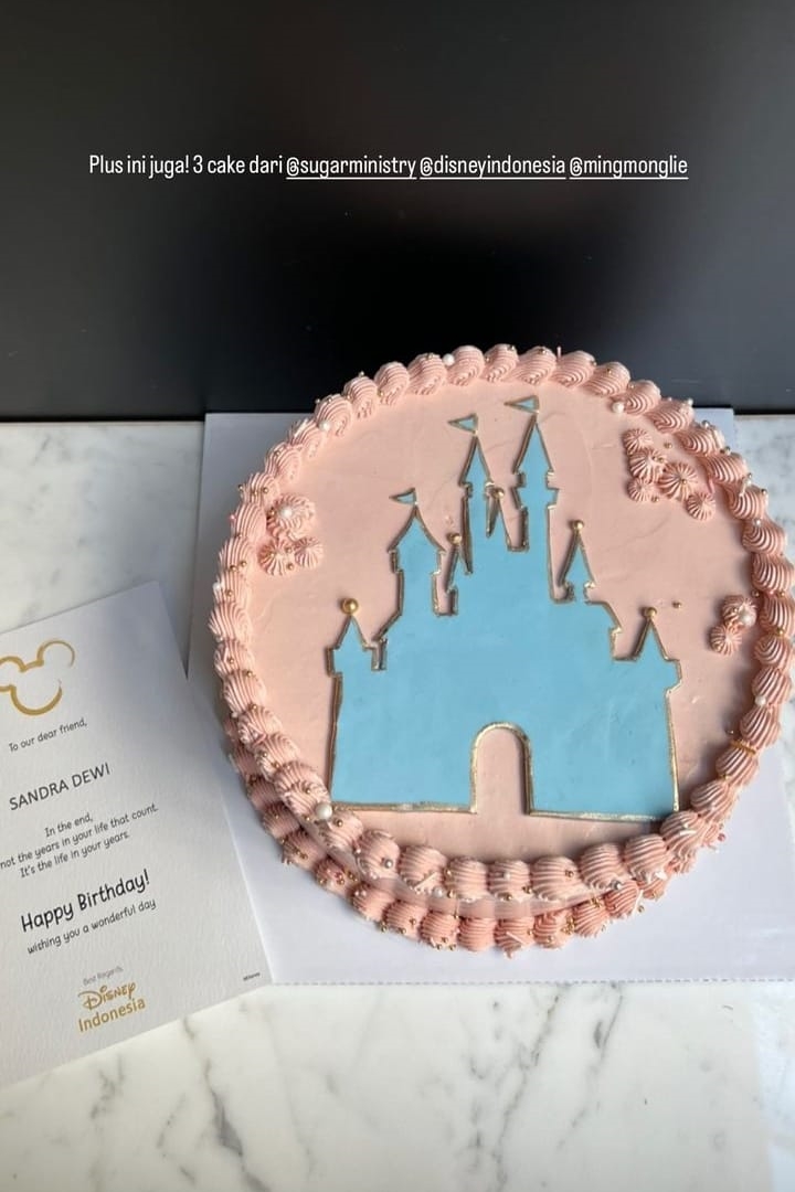 10 Kue ulang tahun Sandra Dewi ke-40, kece dan mewah bertema Disney hingga Barbie