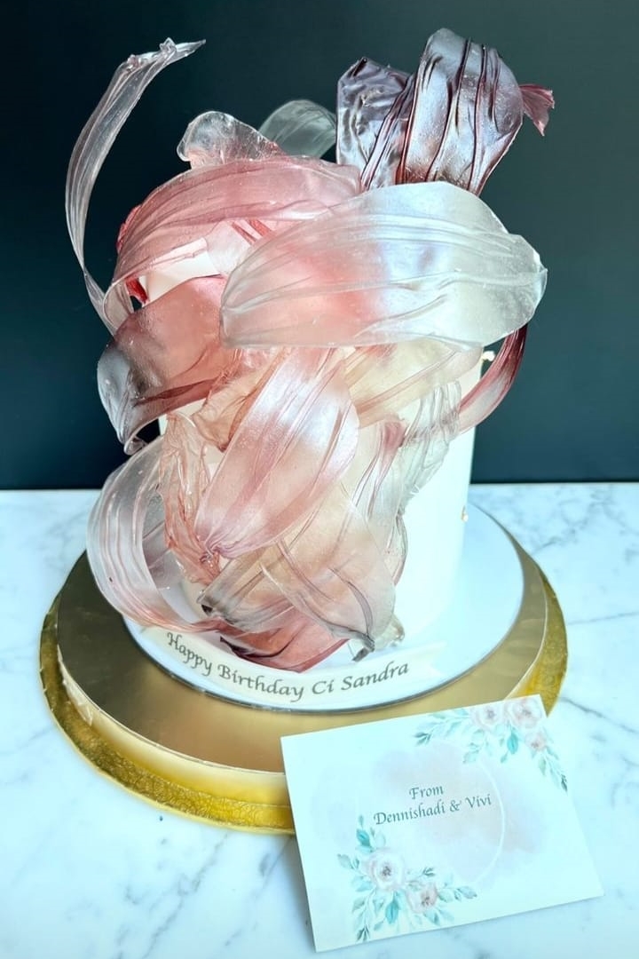 10 Kue ulang tahun Sandra Dewi ke-40, kece dan mewah bertema Disney hingga Barbie