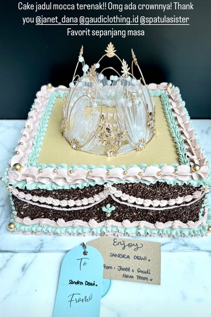 10 Kue ulang tahun Sandra Dewi ke-40, kece dan mewah bertema Disney hingga Barbie