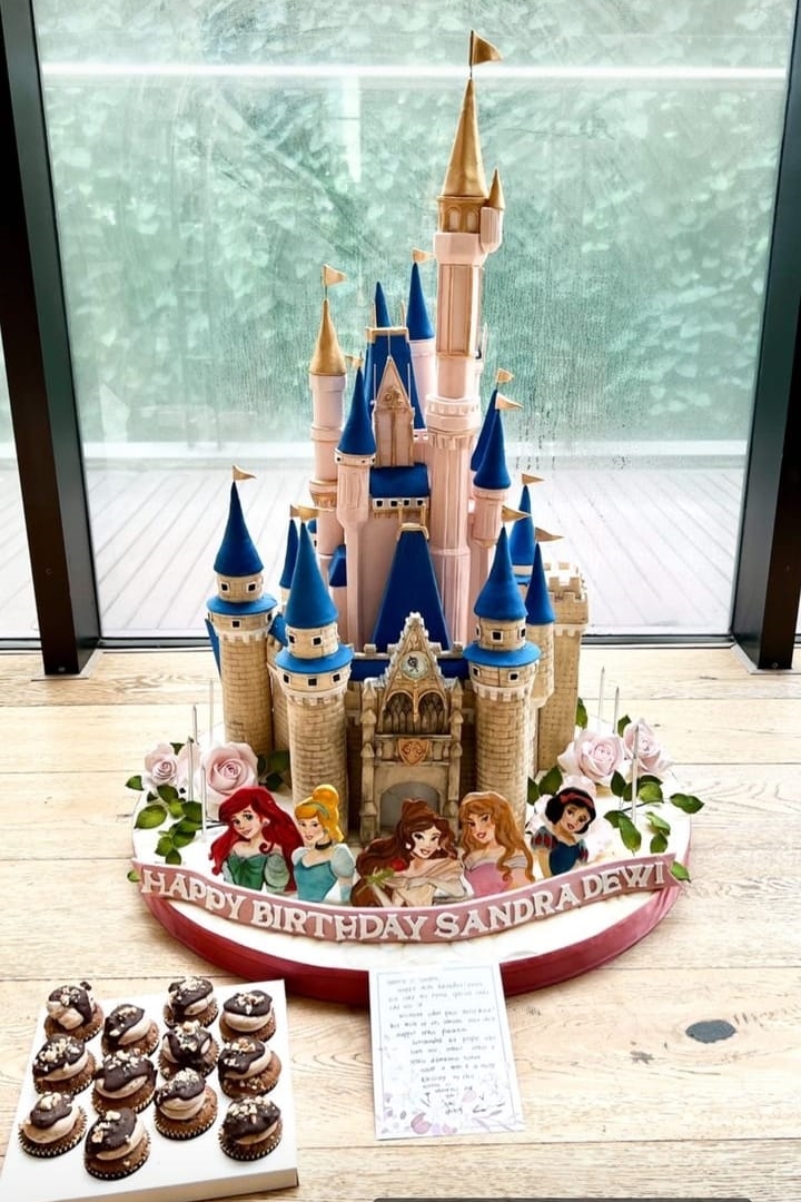 10 Kue ulang tahun Sandra Dewi ke-40, kece dan mewah bertema Disney hingga Barbie