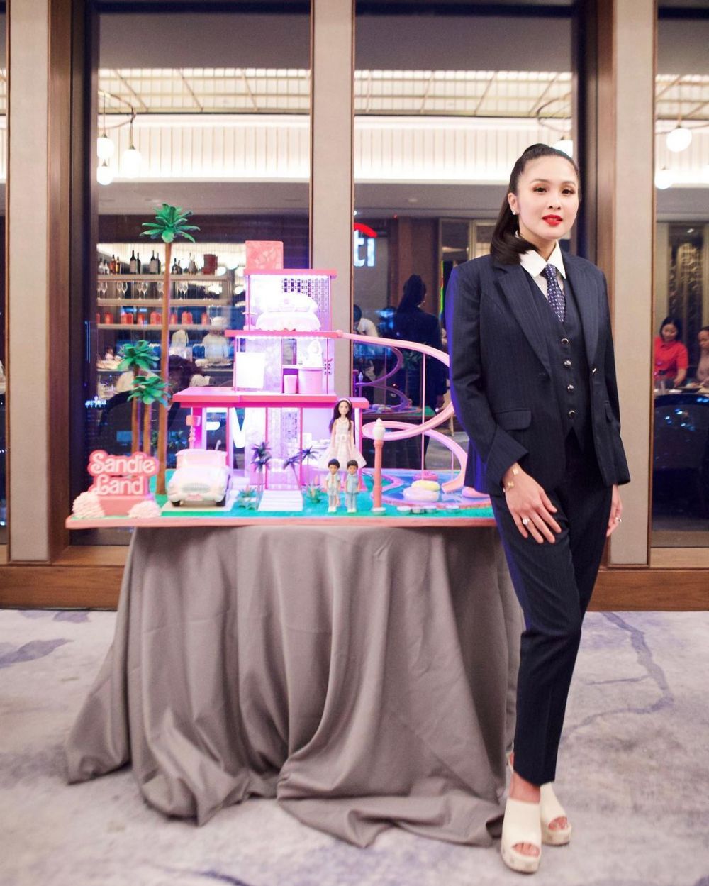 10 Kue ulang tahun Sandra Dewi ke-40, kece dan mewah bertema Disney hingga Barbie