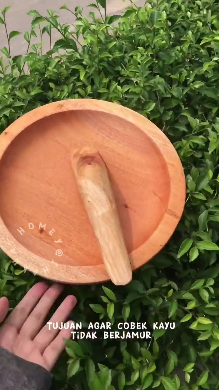 Bukan pakai sabun cuci piring, ini trik mencuci cobek kayu agar bebas jamur pakai 1 bahan dapur