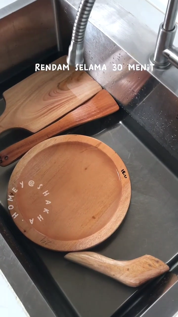 Bukan pakai sabun cuci piring, ini trik mencuci cobek kayu agar bebas jamur pakai 1 bahan dapur